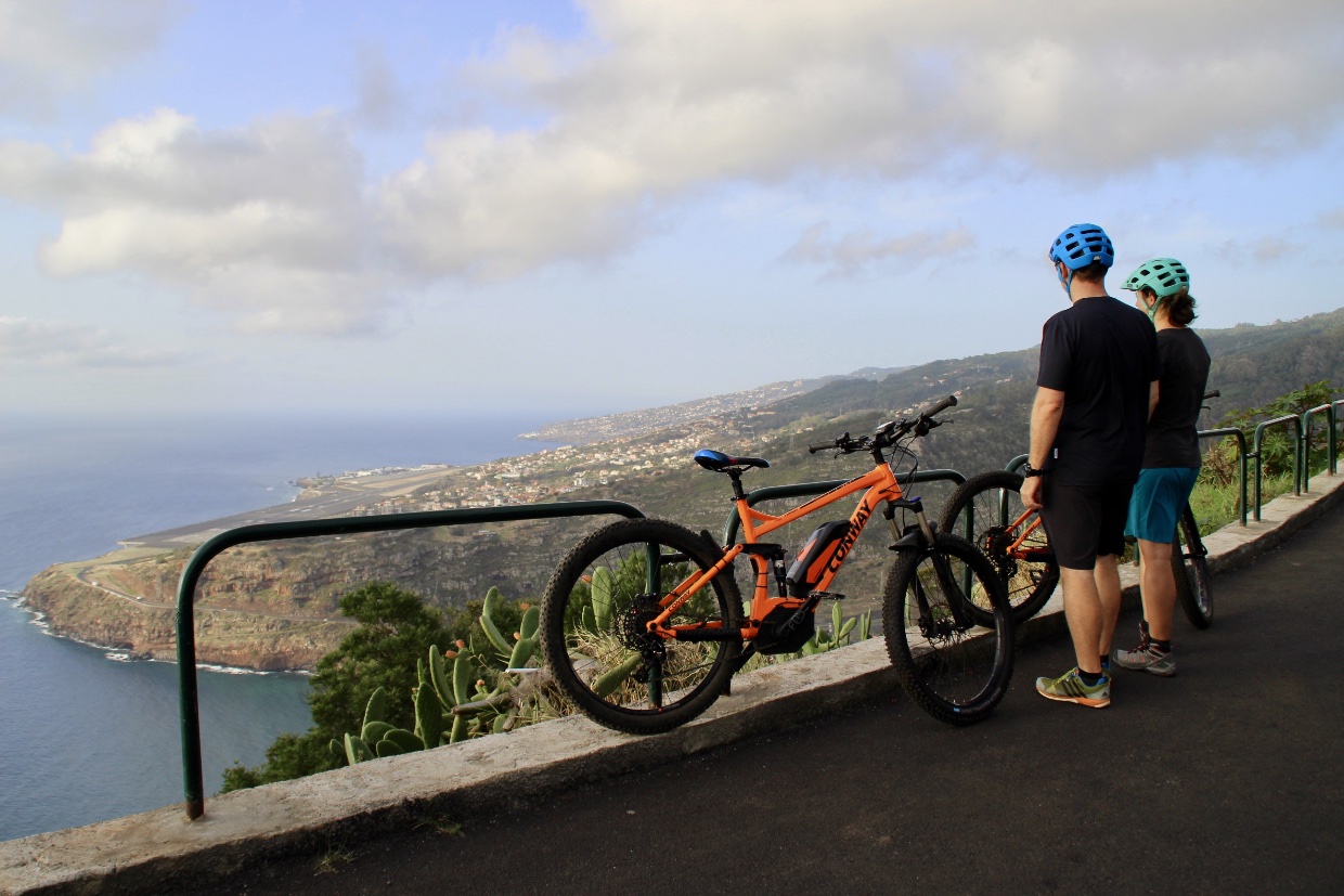 E-biker genießen den Ausblick über die Küste